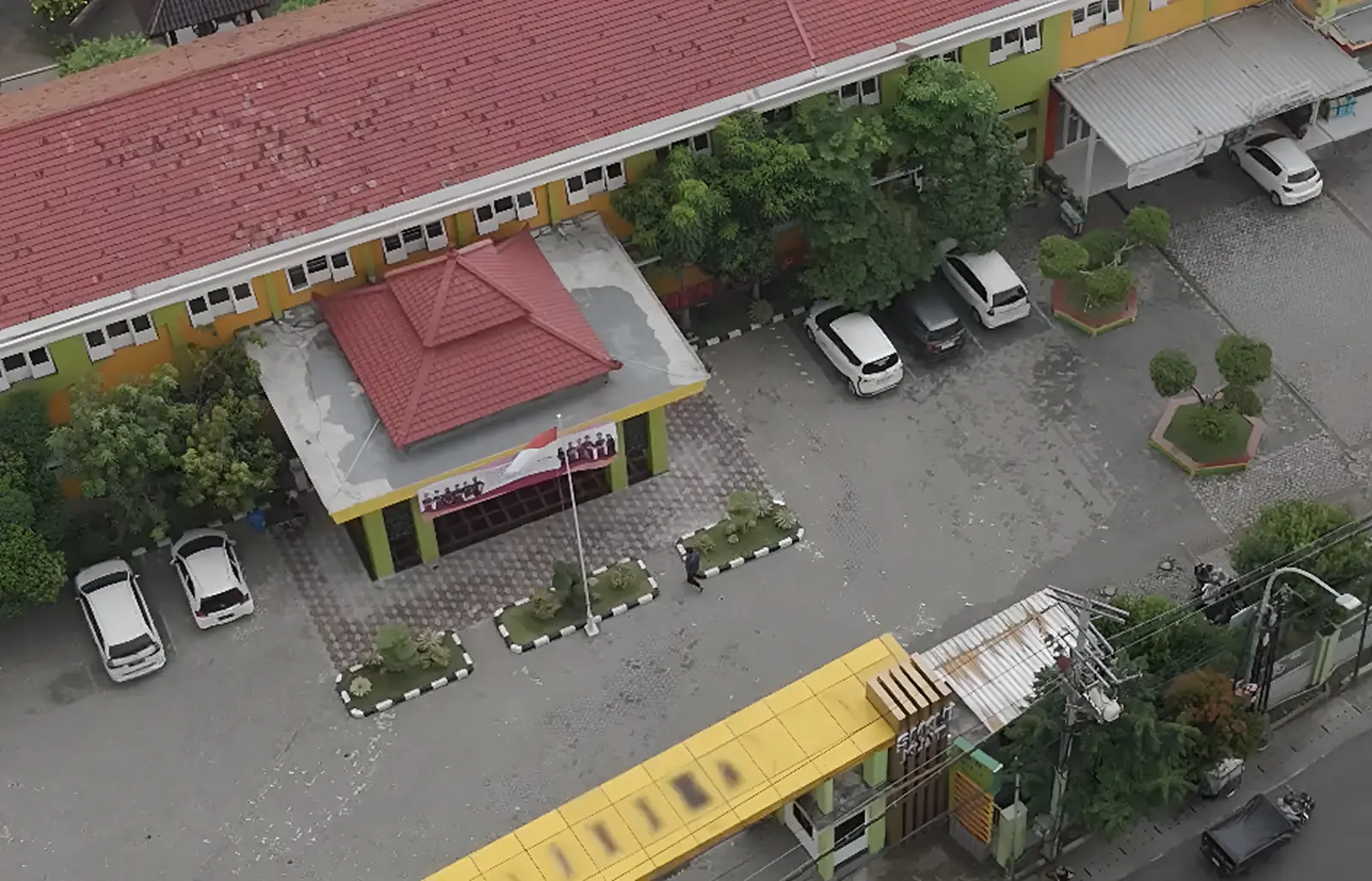 Foto udara SMK Negeri 1 Surabaya - gedung sekolah, lapangan, dan gerbang utama