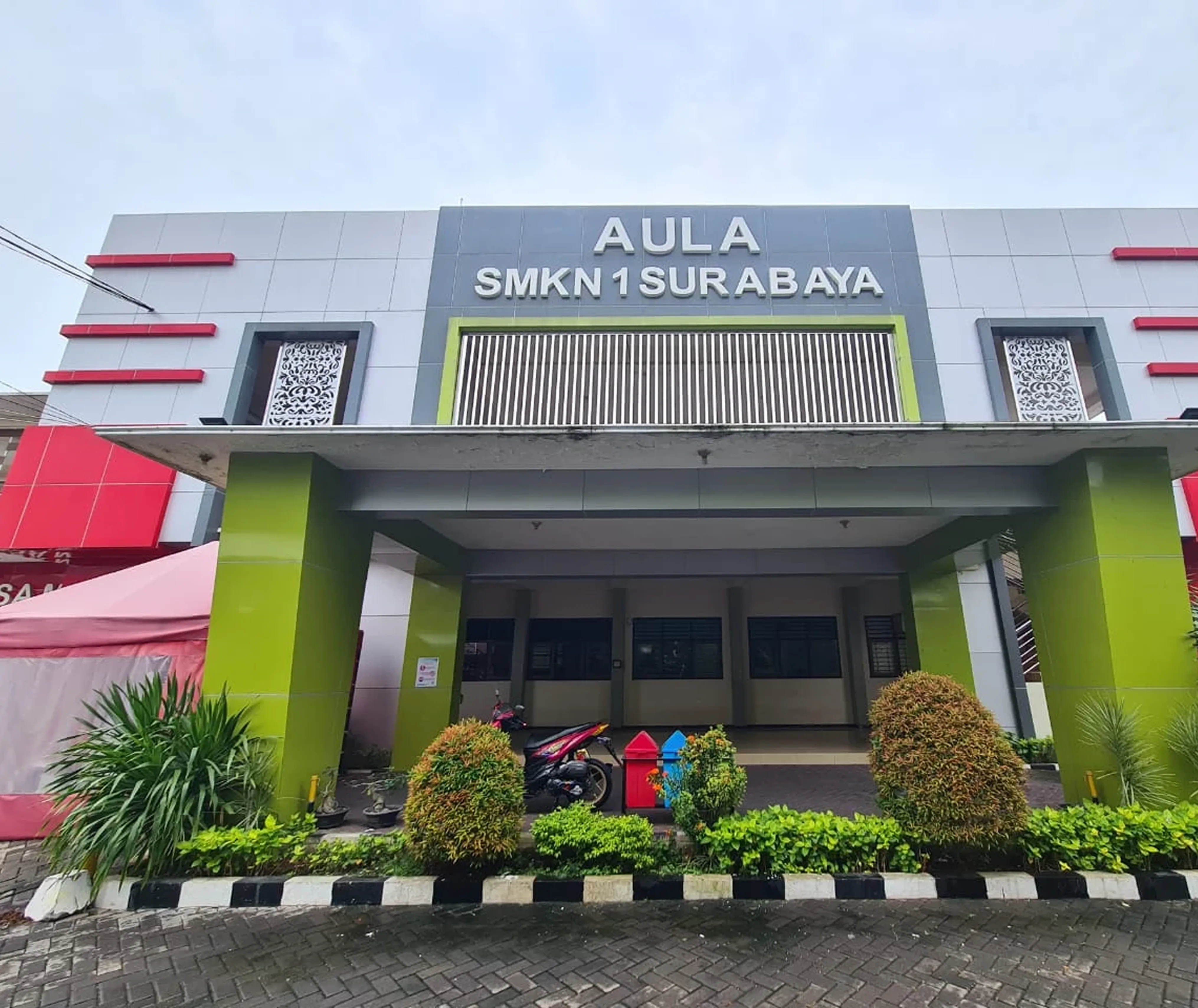 Aula SMKN 1 Surabaya dalam tampilan virtual tour 360 derajat